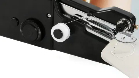 Dicen adi&oacute;s en Amazon a la m&aacute;quina de coser de toda la vida: cabe en la mano y cuesta 16,89 &euro;