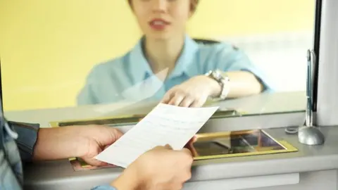 Empleo para recepcionistas y auxiliares administrativos en Andaluc&iacute;a. Estos son los requisitos