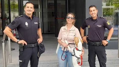 Zeta y su nueva propietaria en la Comisar&iacute;a de Jerez