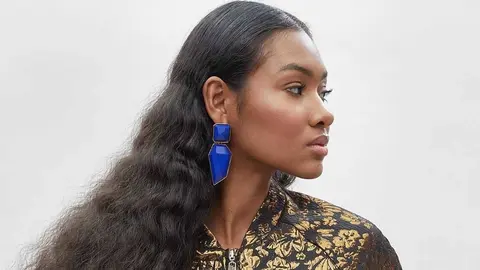 Lola Casademunt chaqueta de mujer estilo bomber con estampado floral de EL Corte Ingl&eacute;s