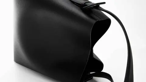 Olv&iacute;date de dejarte cosas en casa gracias a este amplio y estiloso bolso shopper de Mango