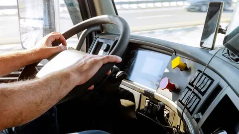 El conductor de un cami&oacute;n en una foto de archivo