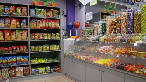Este es el negocio oscuro que escond&iacute;a una tienda de golosinas y alimentaci&oacute;n en Linares