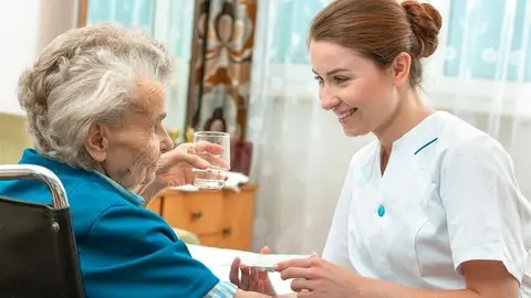 Andaluc&iacute;a anuncia un plan pionero de cuidados intermedios para personas con patolog&iacute;as agudas