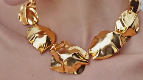 Este collar gigante de Mango de oro 18K de menos de 60 euros supera a Tous en lo &uacute;ltimo en joyas