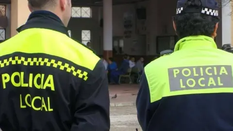 Persecuci&oacute;n de pel&iacute;cula a un conductor sin carn&eacute; fugado en Sevilla. Polic&iacute;as locales heridos