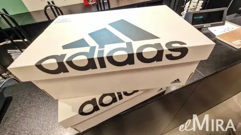Caja de zapatillas Adidas