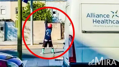 Enmascarado disparando contra una c&aacute;mara de seguridad