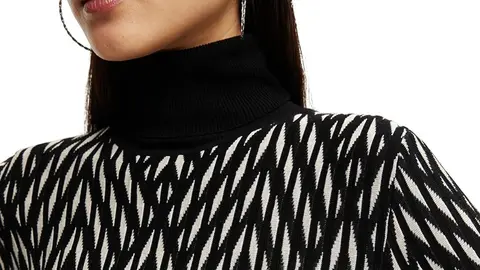 El vestido corto con cuello de cisne&nbsp;de Desigual en Amazon