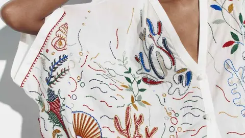 Zara - la blusa bordada perfecta para dar color a tu outfit (y tirada de precio)
