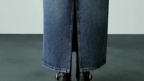 La falda larga vaquera de Inditex m&aacute;s a la moda disponible en Zara