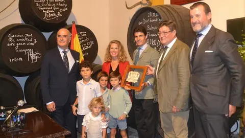 Placa a Pablo Aguado | Foto: Marciano Bre&ntilde;a