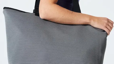 Decathlon entra en el mundo de la moda de bolsos grandes para pasear por ciudad