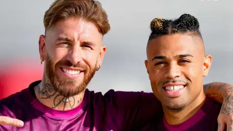 Mariano D&iacute;az y Sergio Ramos en un entrenamiento del Sevilla FC