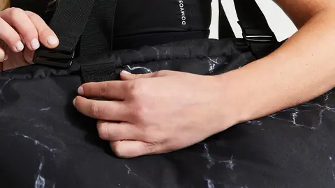 Si quieres salir de casa sin dejarte nada, Decathlon tiene el bolso que necesitas por poco dinero