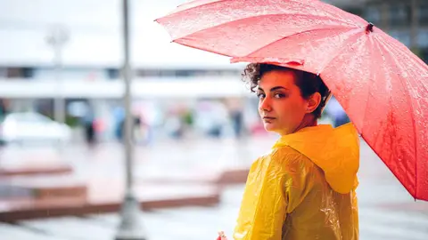 Una mujer con un parag&uuml;as