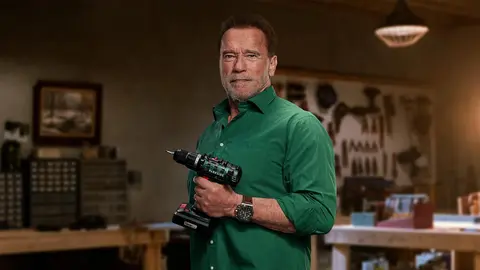 Lidl ficha a Arnold Schwarzenegger para que ahora cuelgue cuadros con el taladro Parkside