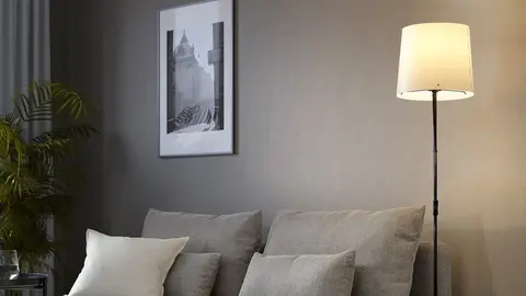 La l&aacute;mpara de pie imprescindible de Ikea para iluminar tu casa este oto&ntilde;o