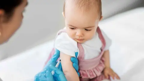 Vacuna a un beb&eacute;