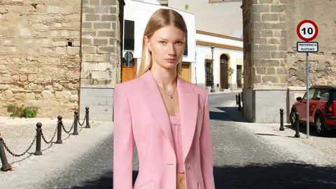 La chaqueta rosa de Versace arrasa en la web de Zara y se vuelve s&uacute;per tendencia