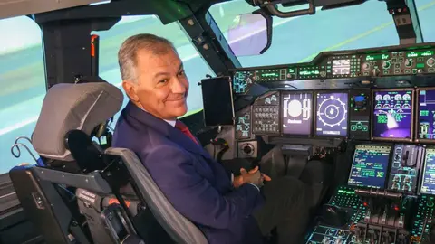 Jos&eacute; Luis Sanz durante su visita  al centro de entrenamiento y simulaci&oacute;n de Airbus