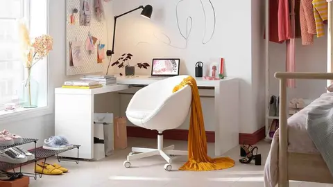 Escritorio con tablero extra&iacute;ble MALM de Ikea