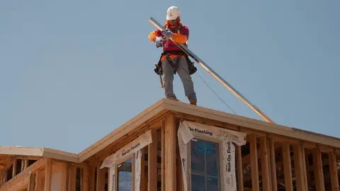 Muere un trabajador tras caer desde un tejado en Granada