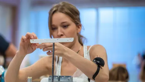 Logra confeccionar tu vestido perfecto con la m&aacute;quina de coser Alfa de Amazon