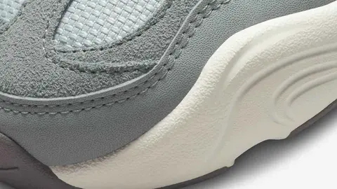 Las zapatillas que ver&aacute;s a las expertas en moda casual este oto&ntilde;o son plata y est&aacute;n en Nike