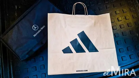 Bolsa de Adidas en maletero