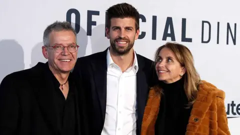 Joan Piqu&eacute; junto a Gerard Piqu&eacute; y Montserrat Bernab&eacute;u | Instagram