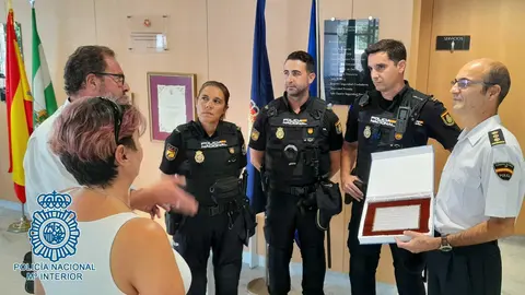 Entrega de la placa a los agentes de la Polic&iacute;a Nacional de Jerez (2)