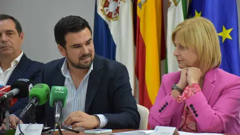 El delegado territorial de Agricultura, Pesca, Agua y Desarrollo Rural, Francisco Moreno y Mar&iacute;a Jos&eacute; Garc&iacute;a-Pelayo | Foto: Noelia Herrera (Jonocla) para El MIRA