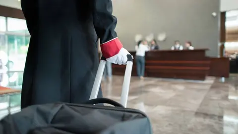 Buscan personal para trabajar de botones en Andaluc&iacute;a. Estas son las condiciones de la oferta