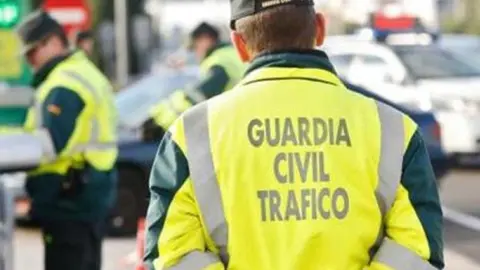 Camina con un gran cuchillo por la A-4 en C&oacute;rdoba. Esta es su reacci&oacute;n ante la Guardia Civil