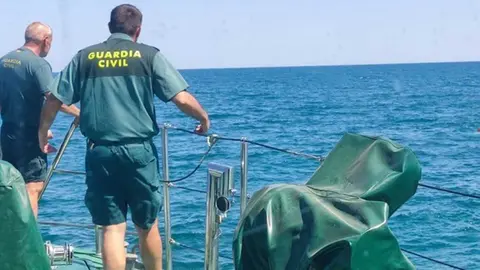 Agentes de la Guardia Civil en una embarcaci&oacute;n