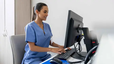 Una enfermera en un hospital