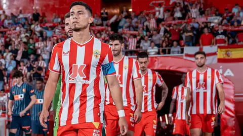 Los jugadores de la UD Almer&iacute;a saltan al campo para jugar contra el Valencia CF | UD Almer&iacute;a