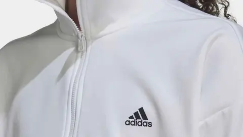 Bombazo en Adidas, una chaqueta de felpa calentita y transpirable por menos de 40 euros