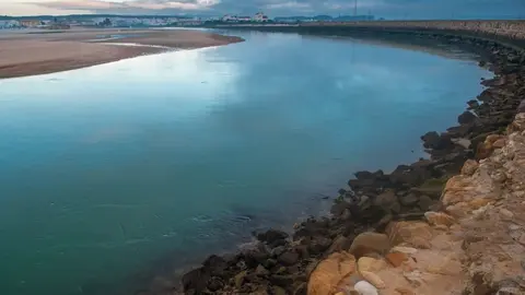 Encuentran muerto a un joven en el interior de un veh&iacute;culo sumergido en un r&iacute;o de Vejer