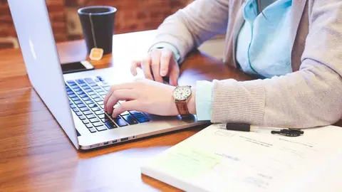 Estudiante con port&aacute;til