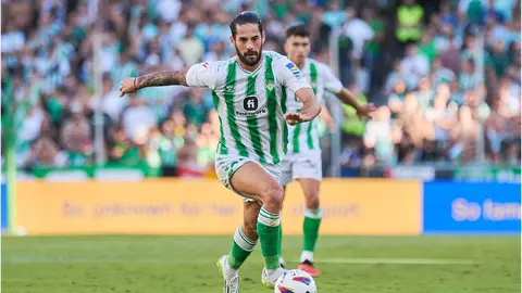 Isco conduce el bal&oacute;n en el Real Betis - C&aacute;diz | Salvador L&oacute;pez Medina para El MIRA