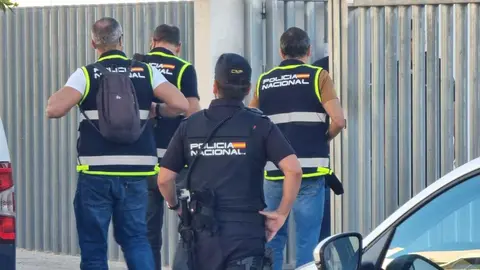 Agentes de la Polic&iacute;a Nacional llegando al IES Garc&iacute;a