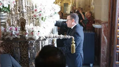 Jaime Racero al frente del palio de Madre de Dios de la Misericordia