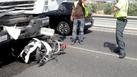 Muere un motorista tras sufrir un accidente con un cami&oacute;n en C&oacute;rdoba