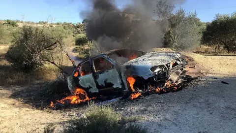 Encuentran el cuerpo sin vida de un hombre dentro de un coche incendiado en Almer&iacute;a