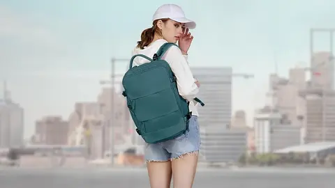 Adi&oacute;s maletas para viajar con la mochila de viaje de Amazon que arrasa y te carga hasta el m&oacute;vil