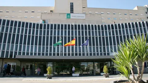 Arrojan el cuerpo de un hombre desde un coche al aparcamiento del hospital de Valme en Sevilla