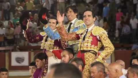 Los tres toreros a hombros | Foto: Burladero