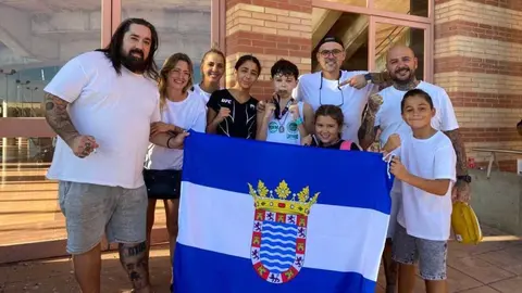Mart&iacute;n Fern&aacute;ndez junto a miembros de su familia y de la escuela Team Abuelo